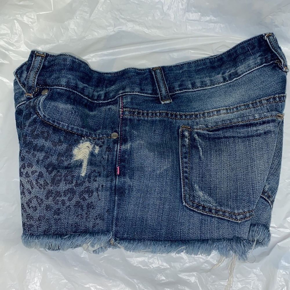 Victoria Secret Pink Denim Shorts. - Picture 8 of 9